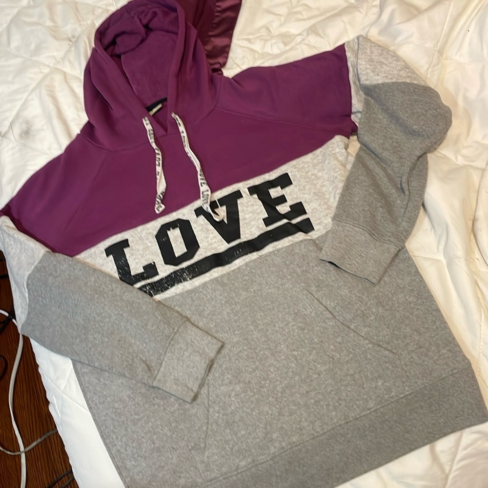 Women’s medium Bobbie Brooks Love hoodie
